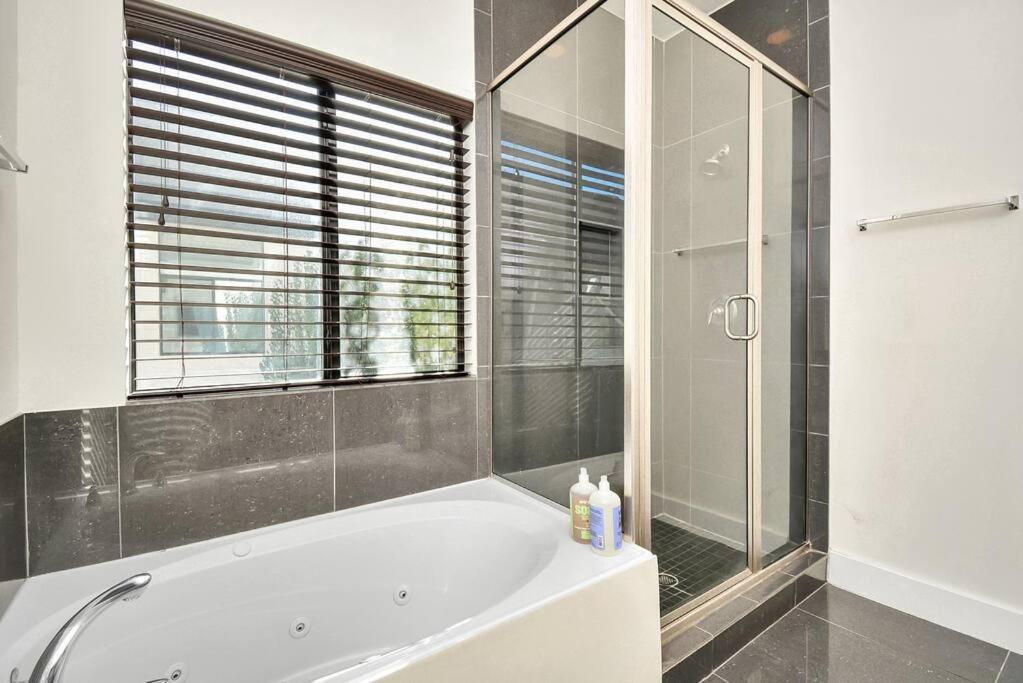 3Br/3.5Ba Three Story East Downtown Townhouse With View Villa Houston Bagian luar foto